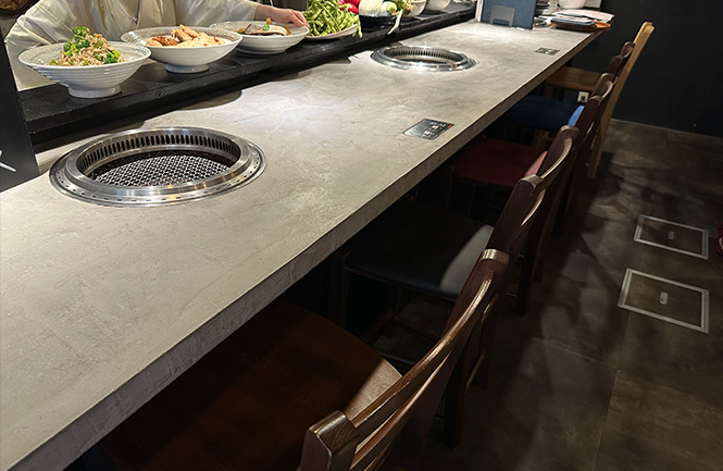 料理の並ぶ紗心のカウンター席