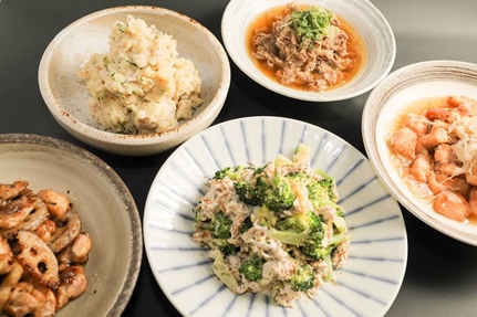 女将がつくるおばんざい。色とりどりの料理が並ぶ紗心公式写真